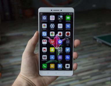 Фото смартфона Xiaomi в руке